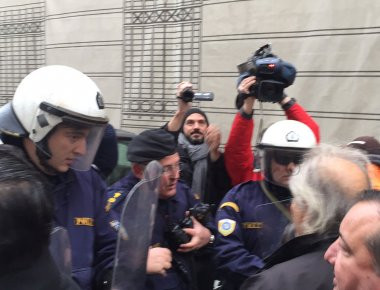 Ένταση ανάμεσα σε ΠΟΕΔΗΝ και ΥΜΕΤ έξω από το υπουργείο Οικονομικών